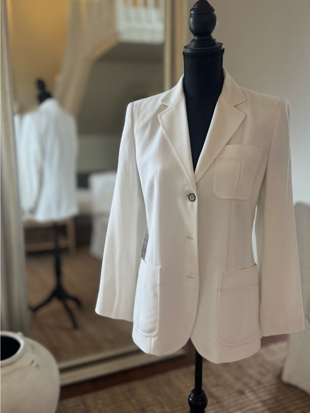 Elie Tahari Ivory crisp and clean Tailored Blazer size 10